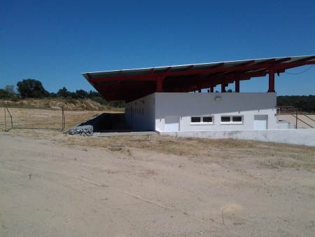 Vista lateral; balnearios, wc publicos, bancada coberta