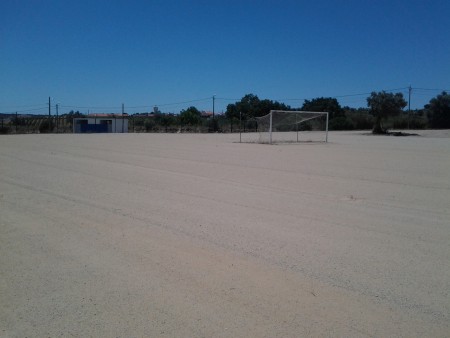 Por tras da baliza o espaço suficiente para um campo de Futebol 7