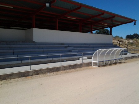 Banco de suplentes visitantes (instalados no inicio da época passada pela Câmara Municipal de Mora)